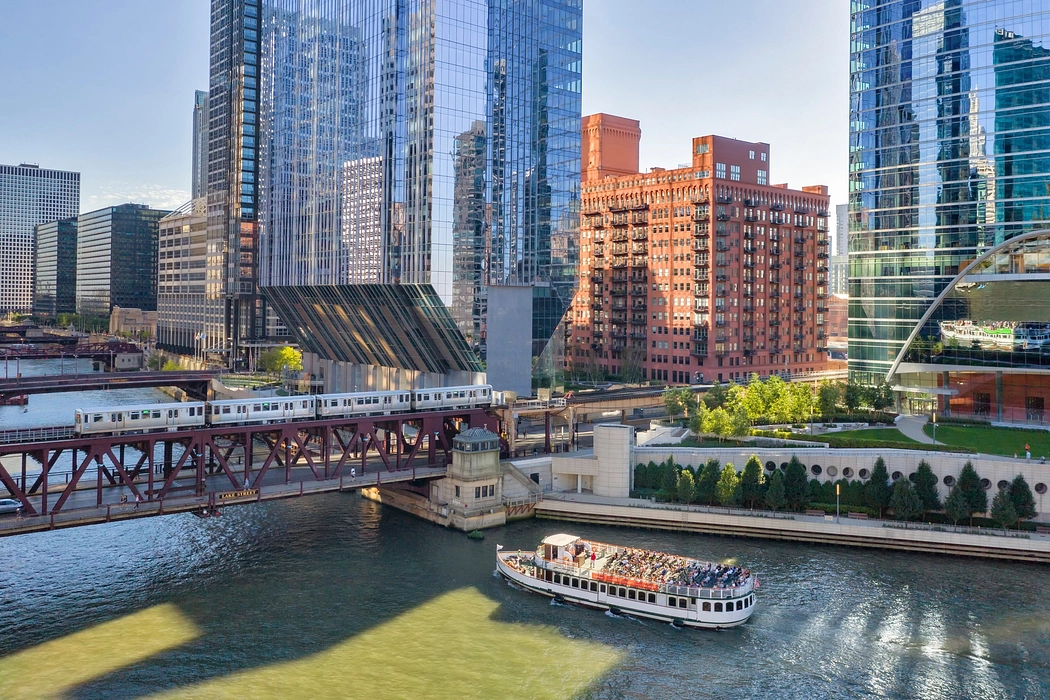 Architecture Tour on the Chicago River image
